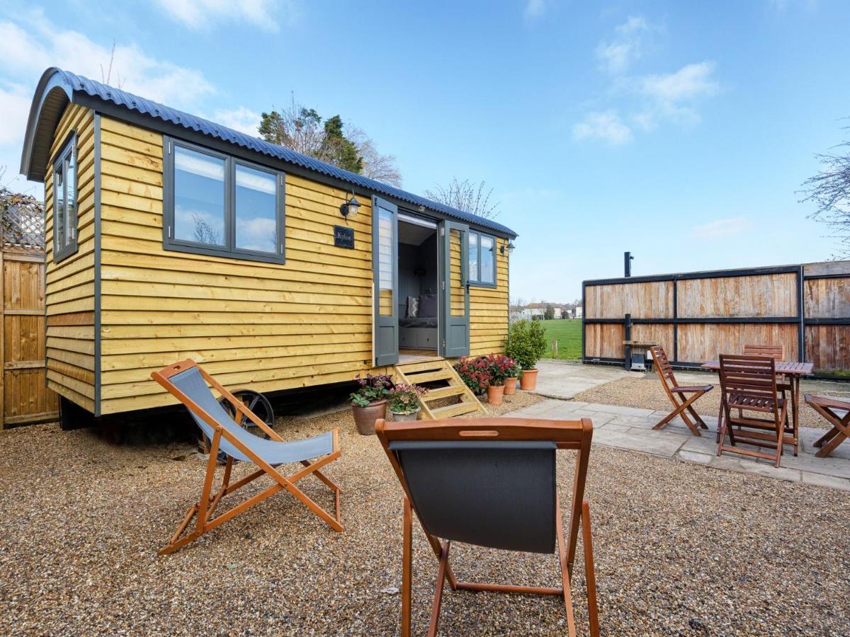 Pass The Keys Whitstable Shepherds Hut Minutes From The Harbour Villa Bagian luar foto