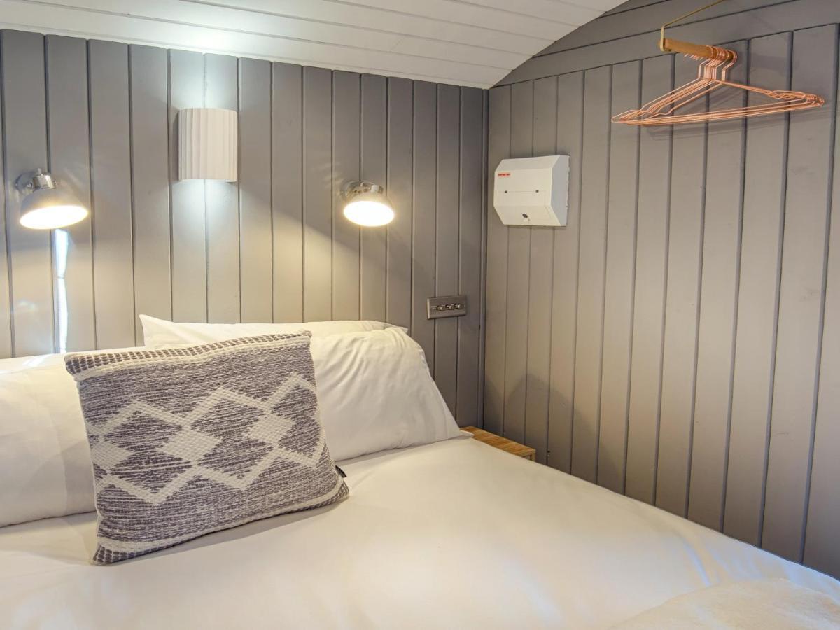 Pass The Keys Whitstable Shepherds Hut Minutes From The Harbour Villa Bagian luar foto