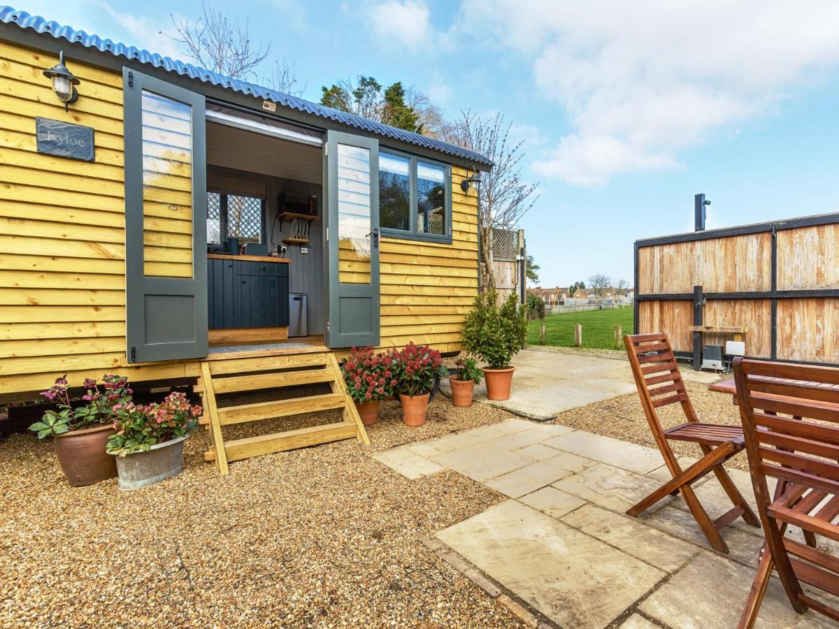 Pass The Keys Whitstable Shepherds Hut Minutes From The Harbour Villa Bagian luar foto