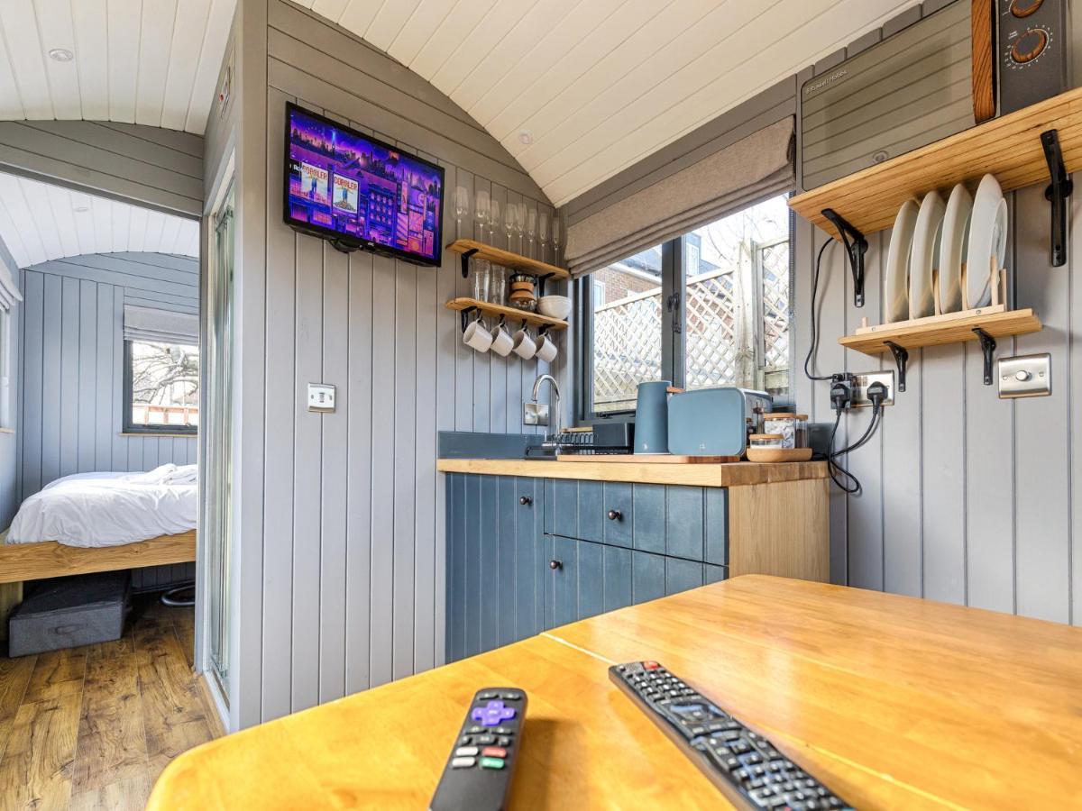 Pass The Keys Whitstable Shepherds Hut Minutes From The Harbour Villa Bagian luar foto