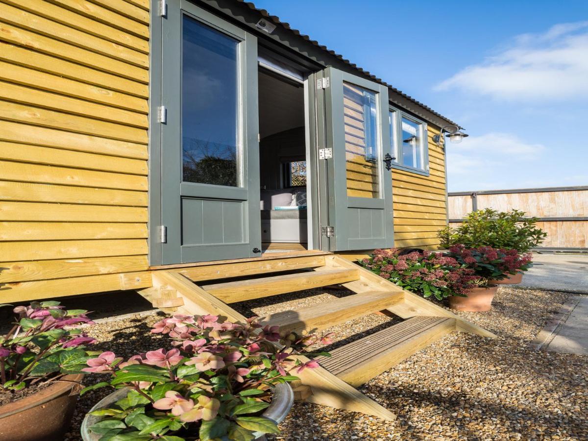 Pass The Keys Whitstable Shepherds Hut Minutes From The Harbour Villa Bagian luar foto