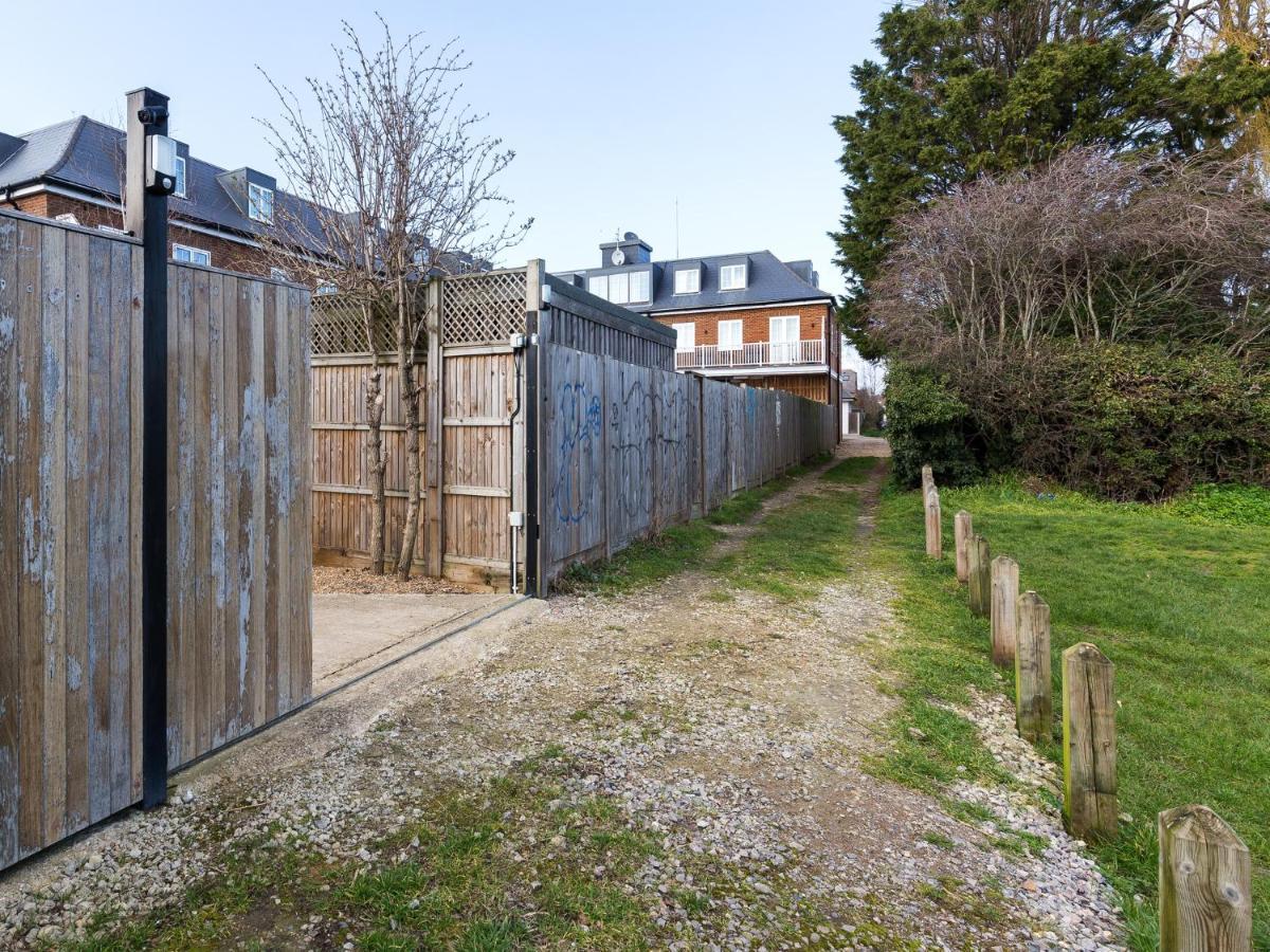 Pass The Keys Whitstable Shepherds Hut Minutes From The Harbour Villa Bagian luar foto